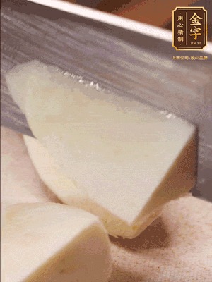 茭白去殼，底部一層老皮刨掉，切成滾刀塊