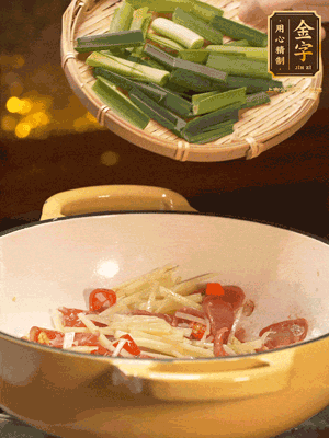 接著放蒜葉，來一點(diǎn)鹽，一點(diǎn)醬油調(diào)味翻勻