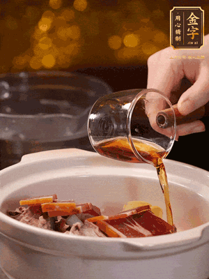 羊排、火腿、姜片一起入砂鍋，大火煮到沸騰