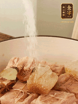 加水沒過，大火煮開轉(zhuǎn)小火慢燉2小時，煮到收汁