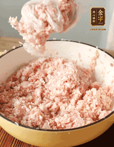 肉丁、咸肉丁、一丟丟鹽、料酒拌勻，反復摔打上勁。接著加入1兩蔥姜水，反復拌勻摔打上勁。前后共加3遍。3遍后筍丁，接著反復摔打上勁。最后加入1個蛋清、3茶匙生粉拌勻摔打上勁