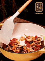 蔥白、干香菇、蝦米、香腸片略微翻炒才出香味，然后倒入料汁（生抽3勺、蠔油2勺、胡椒粉少許）、大米拌勻