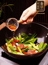 下蒜苗炒軟，沿鍋邊烹入一勺料酒，加醬油、蠔油、白糖調味炒勻