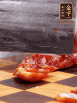 處理食材：香腸切片，土豆切塊、胡蘿卜切丁、豆角切段