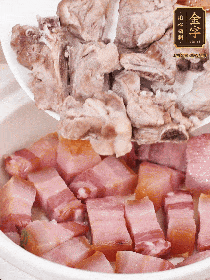 倒入開水燉煮，大火燒開后轉小火