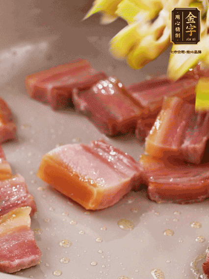 再放春筍翻炒一下，倒入砂鍋中，加適量的熱水，大火燜煮6分鐘