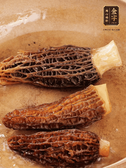 少許油，新鮮羊肚菌煎香