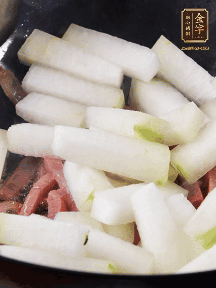 再下冬瓜微微煸炒，加一小碗水，中小火煨5分鐘