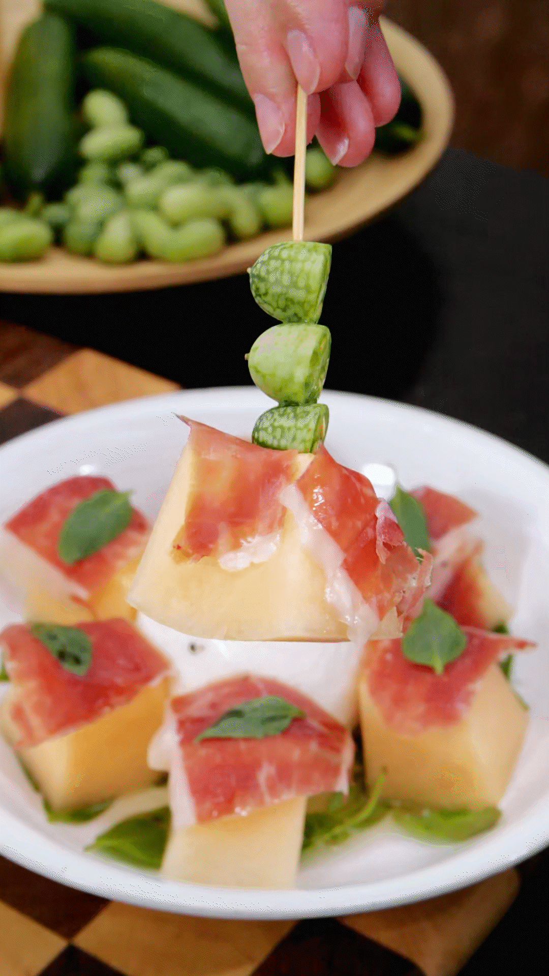 依次放上：布拉塔奶酪球、密瓜和巴瑪火腿