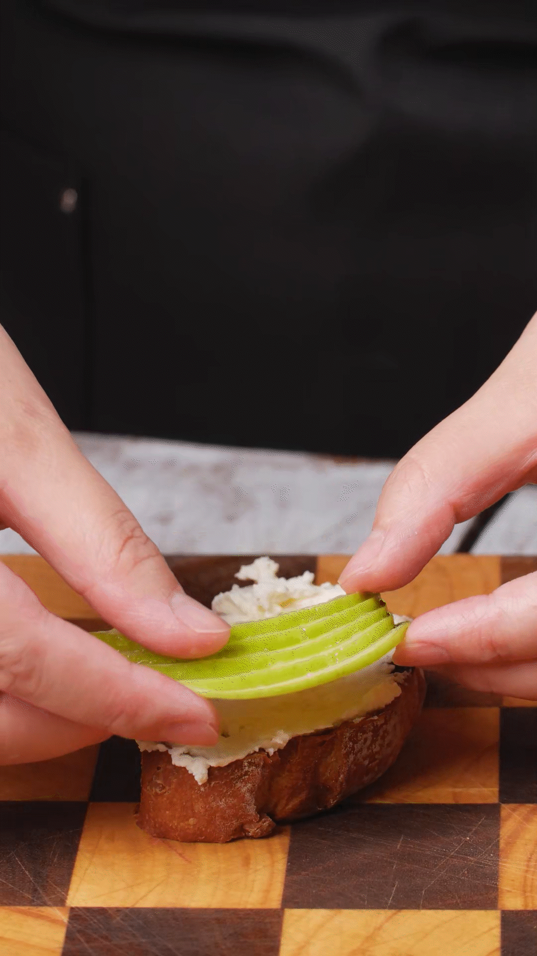 歐包抹上奶酪依次放上：蘋果、梨、藍(lán)莓
