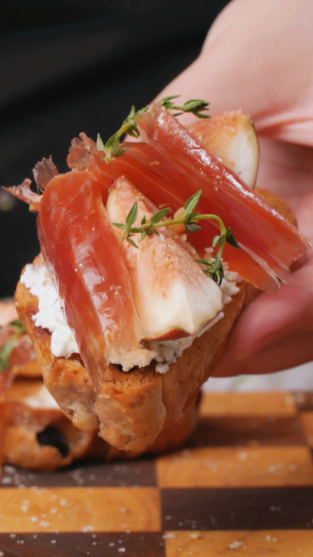 點綴可食用花材和干酪