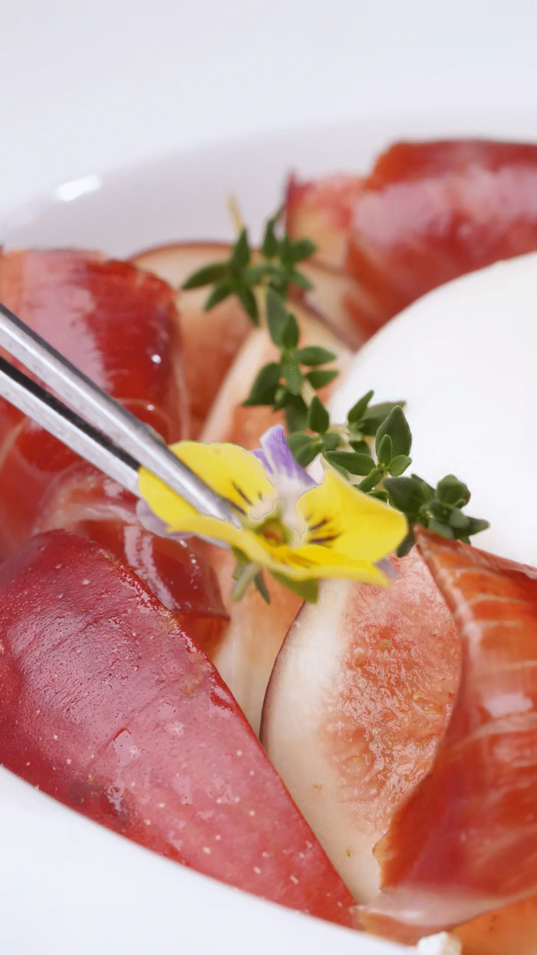 盤子中間放上布拉塔奶酪
