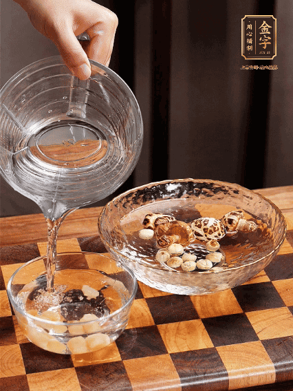 將雞肉、鮑魚(yú)、蝦仁焯水，冬菇、蓮子、干貝泡發(fā)