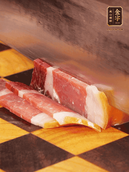 金字火腿切薄片，姜切粒、大蔥切絲