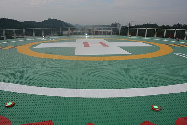 建造屋頂直升機停機坪時，有什么場地條件？